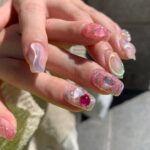閉じ込めたのは、真夏の日差しと胸の高鳴り。指先にカラフルなクリアネイルの彩りを