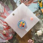 「ほっこり」が素敵でしょ？丁寧に作られた、美しい刺繍アクセサリーの世界
