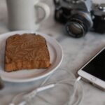 スマホとお菓子の写真