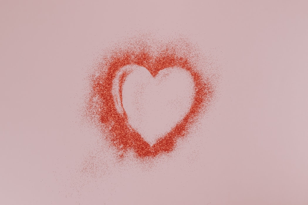 指先にLOVEをのせて