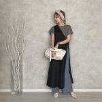 立ちながらバッグを手に持っている女性