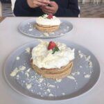 ケーキが２つ机の上に載っている