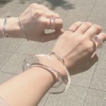 どんな洋服にも馴染んでくれる！その日のコーデに悩まず済むクリアアクセの魅力