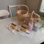 テーブルの上にケーキなどが並んでいる
