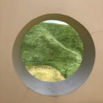 穴が開いて景色が奥に見えている