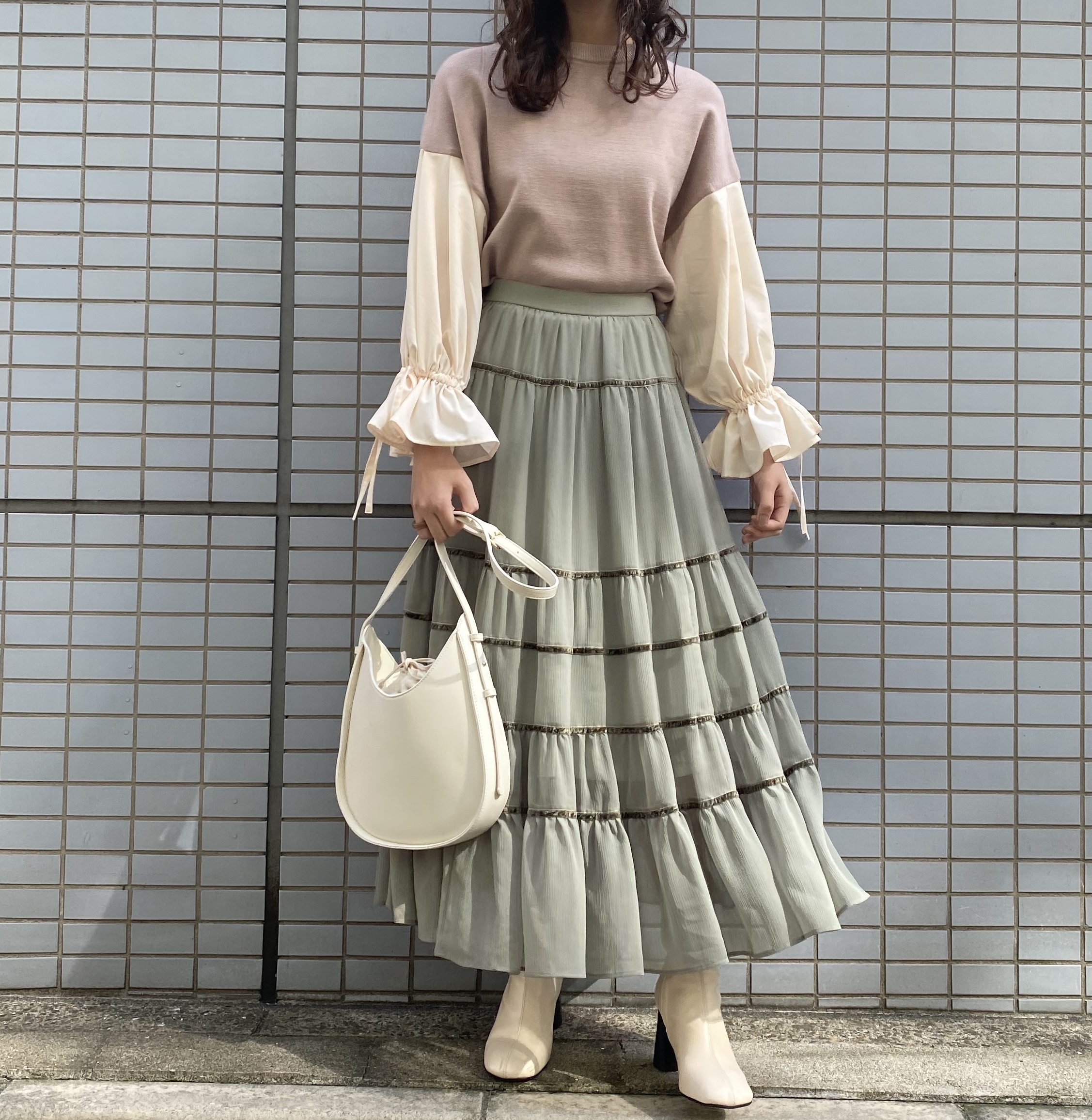 ボリュームスリーブニットで今っぽコーデ