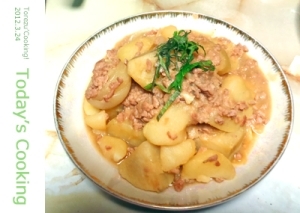 肉じゃがをアレンジ！味噌味の肉じゃがです。