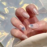 指先に、そっととまった姿が美しい。上品さを叶える“蝶々ネイル”デザイン集