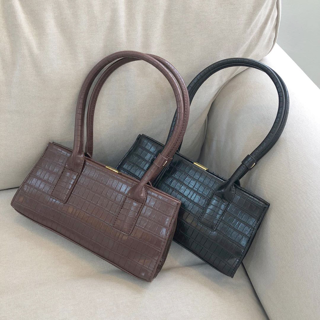 定番カラーのバッグ