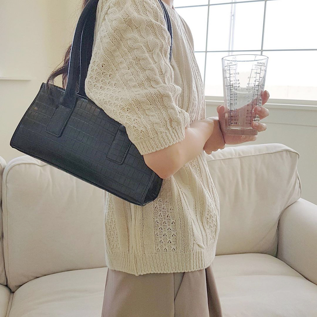 「肩に掛けて挟む」が旬!