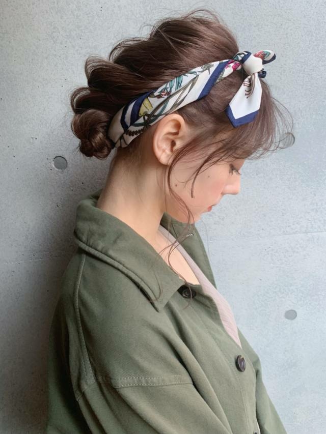 すっきりとまとめたいならスカーフで