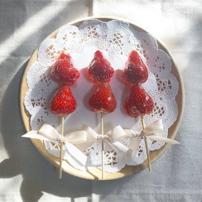ツヤっとした果物が輝く“フルーツ飴”