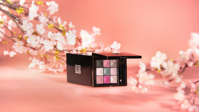 可憐な桜をイメージしたアイシャドウパレット