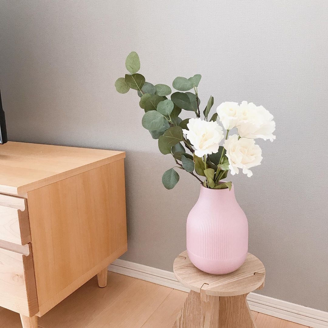 花のある暮らしでお部屋の中をさらに幸せ空間に お洒落な花とフラワーベースをご紹介 Mery