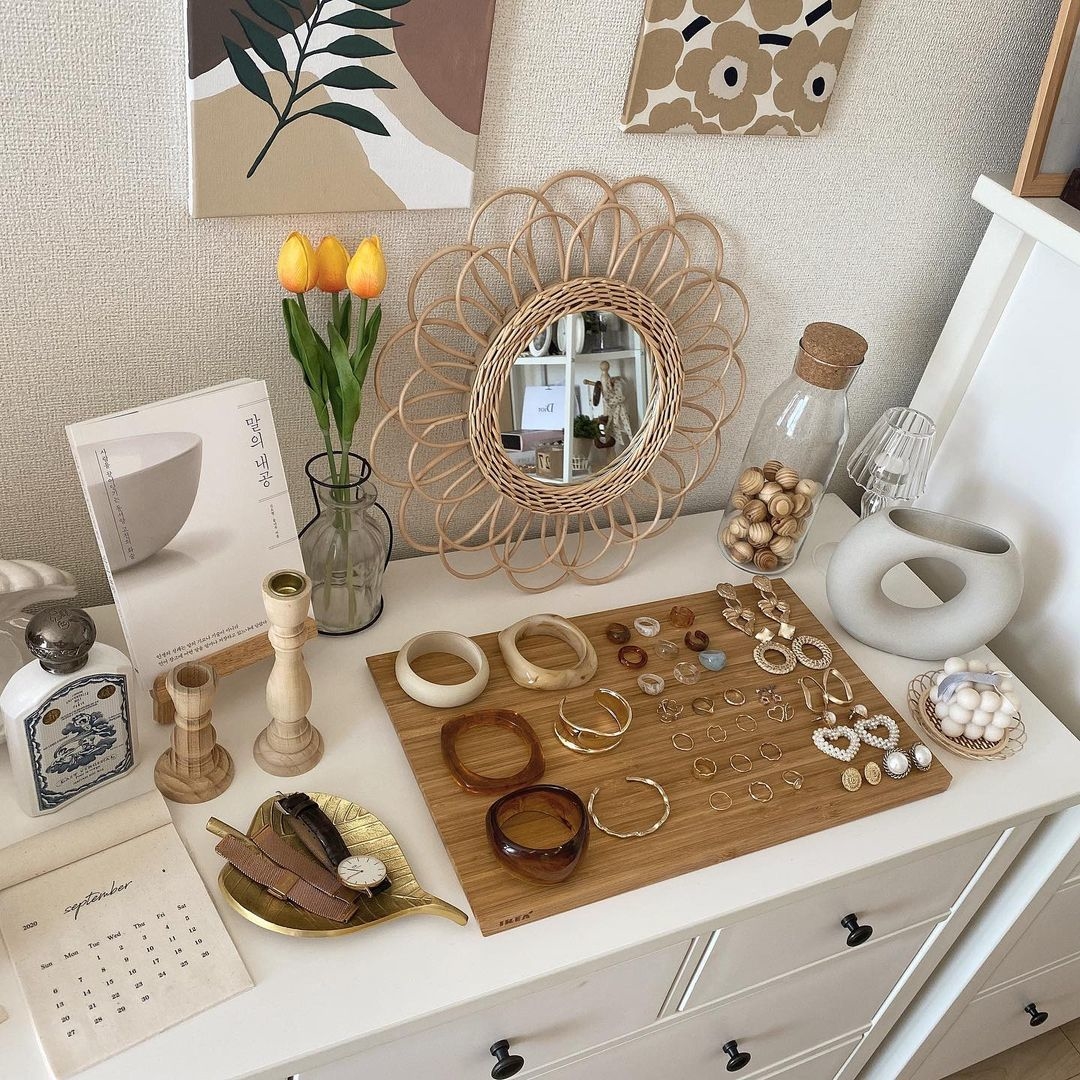 見せる収納 でkawaiiお部屋アレンジ 自慢のお洋服 香水 アクセで魅せるpoint Mery