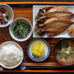 ホッケなどが入った和食の朝食セット