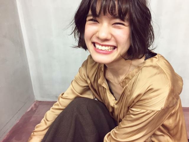 ③ 彼と話すときは楽しそうに