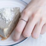 女性の手とケーキ
