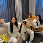 女性4人が部屋で写真撮影をしている