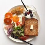 お米の陣vsパンの陣。プレートで挑む、憧れの「#朝ごはんの記録」づくり