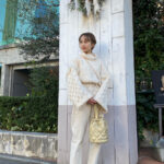 冬の街の主役は白を纏う。マンネリ化気味ホワイトコーデの格を上げる＋αアイテム♡