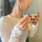 "良かったら受け取ってね"の視線の先は。ハンド・ネイルケアをして好印象の手元に