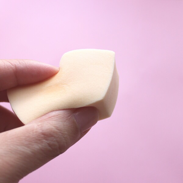 POINT:スポンジを使って密着させよう