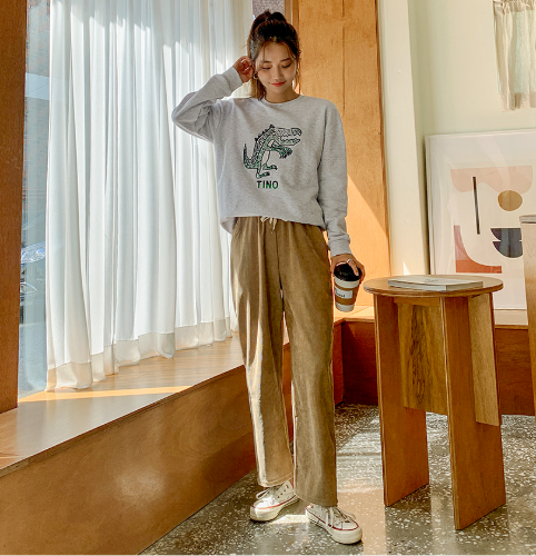 ゆるシルエットのコーデュロイパンツ
