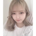 色をかなり落とした白金の髪の毛の女性の顔