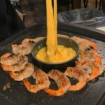 韓国グルメの新定番！？カリップリッの新食感にやみつき“エビロールサムギョプサル”に注目