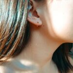 女性の横顔のアップ