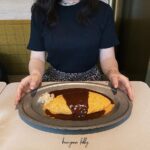 オムライスの前に座る女性