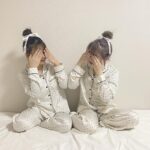 手で顔を覆っている女性2名