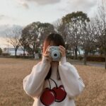 チェキを構えている女性