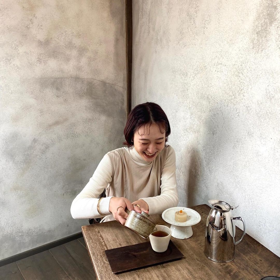 カフェでお茶をしている女性