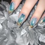 ニュアンス×フレンチネイルの女性の手元