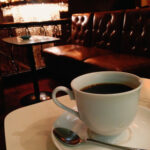 喫茶店内のテーブルに置かれたコーヒー