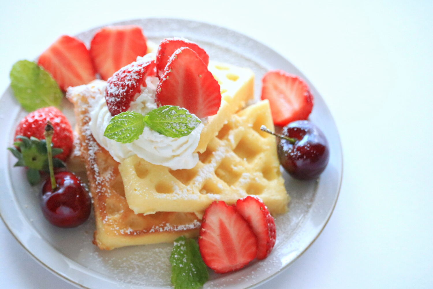 1|フルーツで華やかなワッフルプレートに