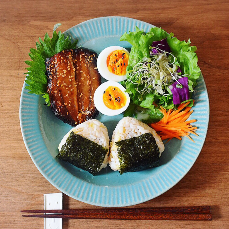 おにぎりがのったプレート料理