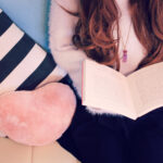 本を開いて座っている女性