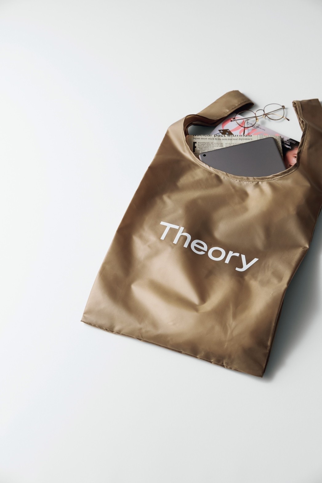 Oggi×Theory、ありそうでなかったエコバッグが大人気