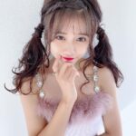 ドレス姿の上目遣いの女性