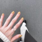 リングを付けた女性の手元
