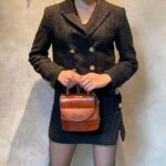 ミニバッグを持っている女性の首から下の写真