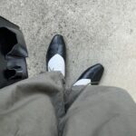 パンツ、バッグ、靴などを身につけた女性の下半身