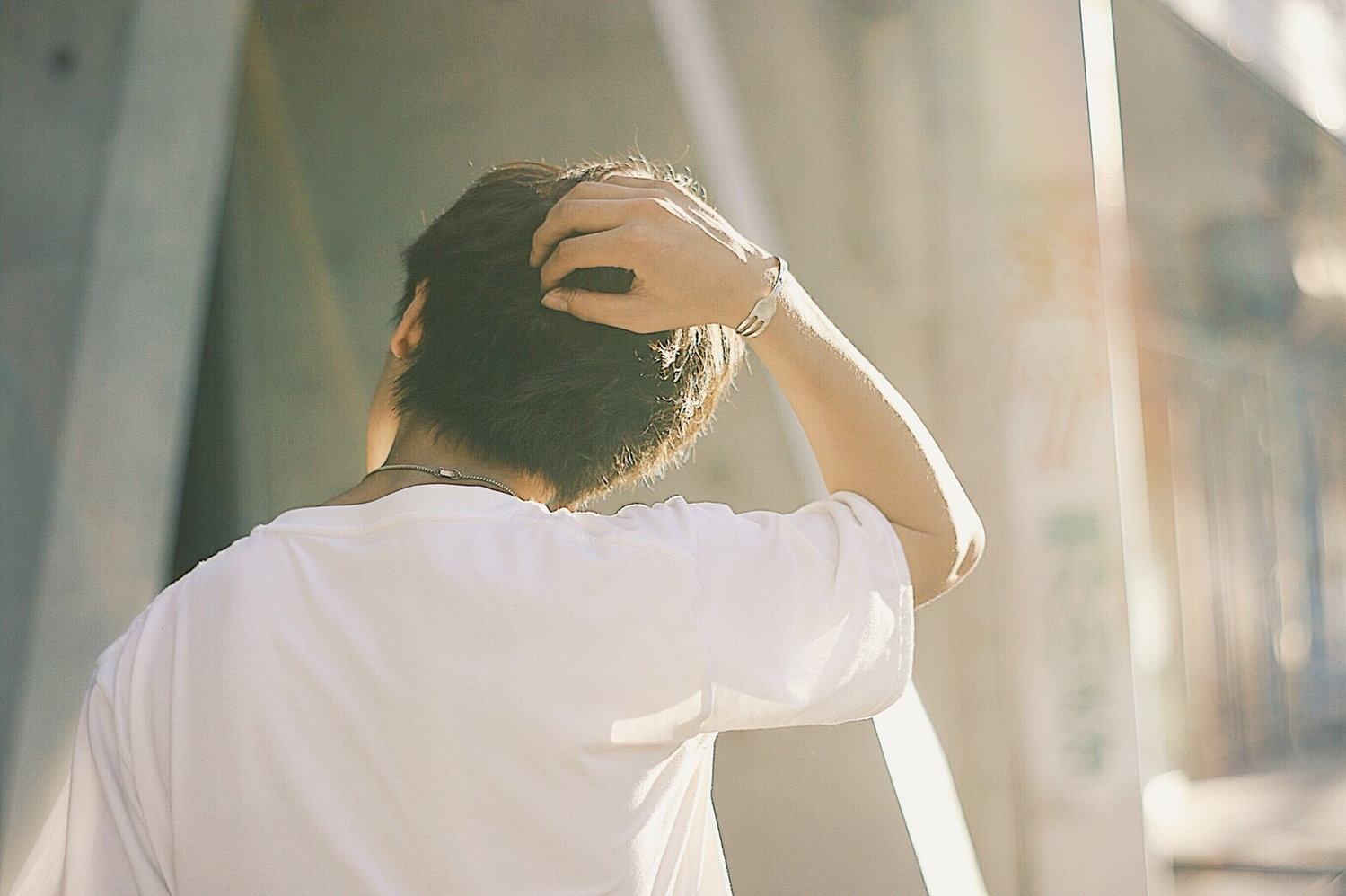 男性・後ろ姿