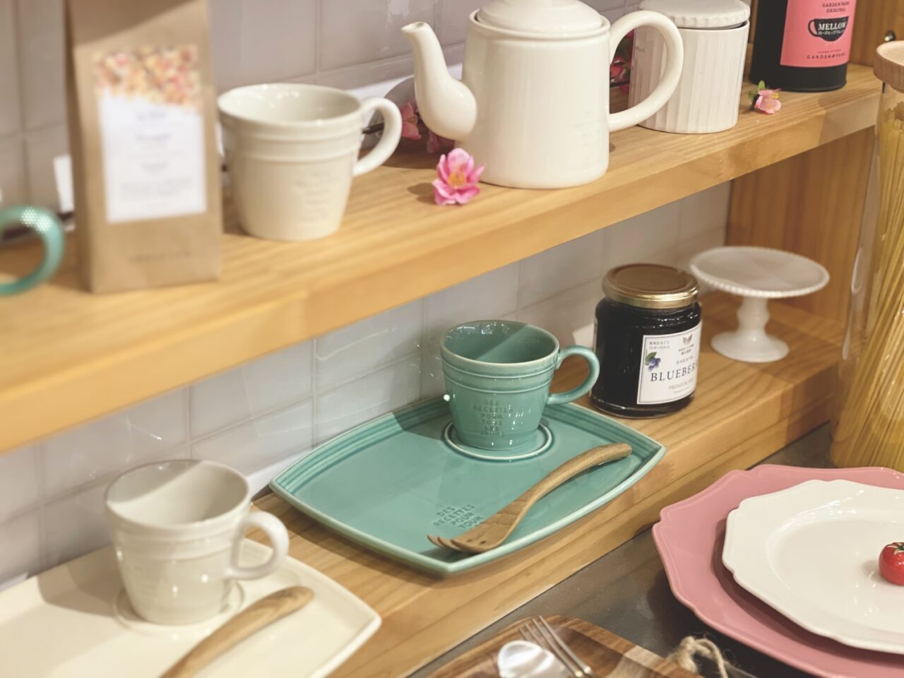 お店の壁際でたくさんの器が売られている