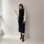 大人可愛い雰囲気を演出するドッキングニットを着た女性
