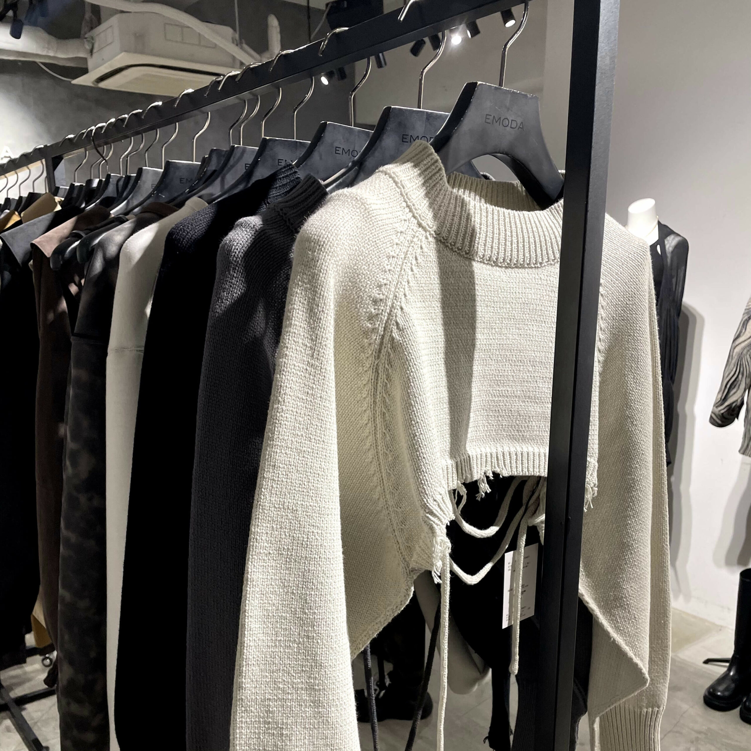 洋服がハンガーラックにかかっている