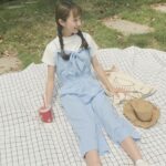 リボンのオールインワンを着たピクニック中の女性